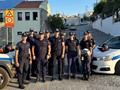 Αστυνομικοί μοίρασαν κράνη σε δικυκλιστές 
